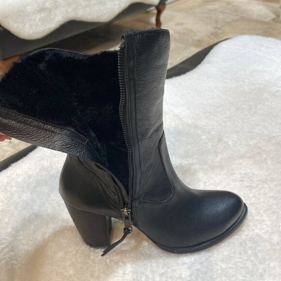 UGG Lynda Women's Shearling Boot - Picture 14 of 15